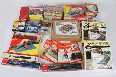 Collection of Hornby Skaledale and other 00 gauge Track Side Buildings and accessories, - 3