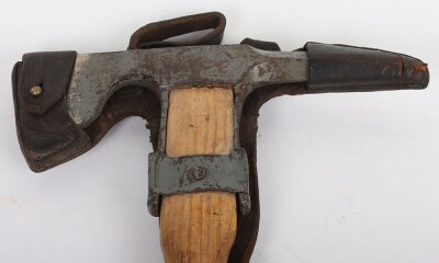WW1 Imperial German Pioneer Troops Axe and Leather Carrier. - 2
