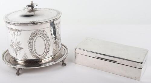 A silver cigarette box, London 1923, 19cmW