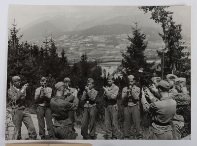 Boxed Hitler Youth (Hitlerjugend) &ldquo;Marsch-Kompass&rdquo; with Period Press Photograph Showing the Compass in Use. - 3