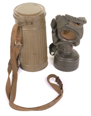 WW2 German Armed Forces Combat Gas Mask in Canister