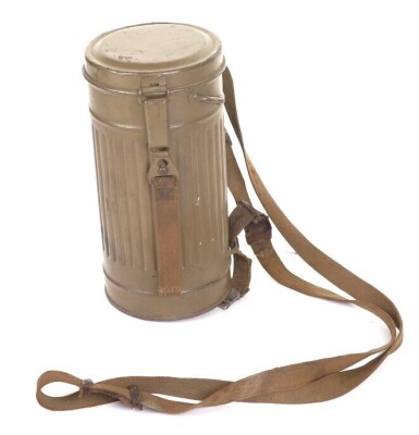 WW2 German Armed Forces Combat Gas Mask in Canister - 8