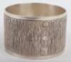 A modern silver napkin ring with textured body, Wakely & Wheeler, London modern - 3
