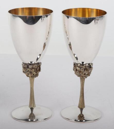A pair of Stuart Devlin goblets, 1977