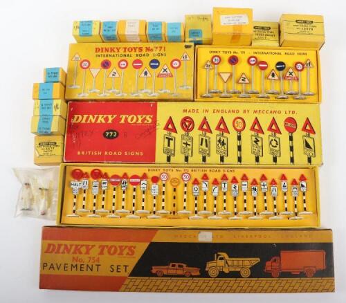 Dinky Toys 772 British Road Signs