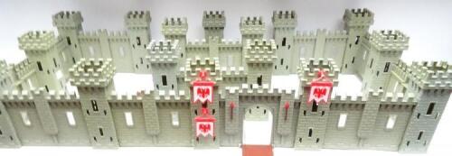 An extensive quantity of assemblable Toy Castles