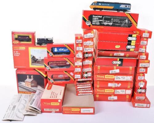 Hornby Railways 00 Gauge boxed rolling stock and track side accessories