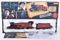 Hornby 00 Gauge R3082 Hogwarts Express locomotive and Tender,