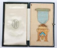 An 18ct masonic medal, the bar engraved ‘Parthenon’