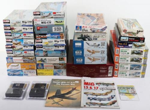 Thirty-two 1:72 scale Jet fighter model kits